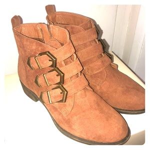 Cognac low rise buckle booties